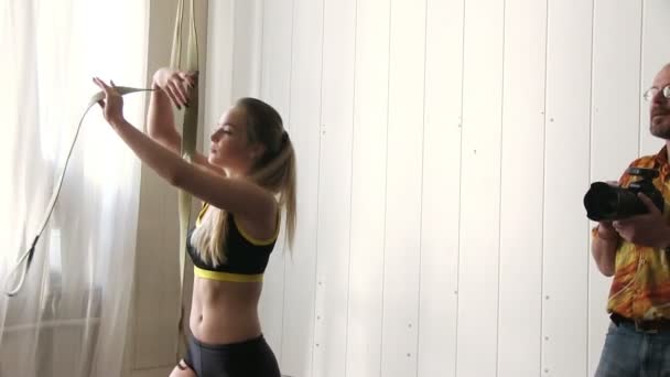 Mujer practicando seda aérea — Vídeo de stock