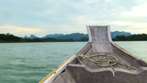 Barco de madera en el mar tropical — Vídeo de stock