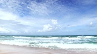 Tropik sahilde sörf