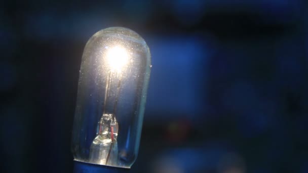 ampoule luisant dans l'obscurité 