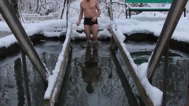 Homme nageant dans l'eau froide — Video