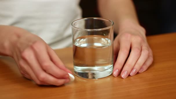 Mains féminines avec pilule d'aspirine — Video