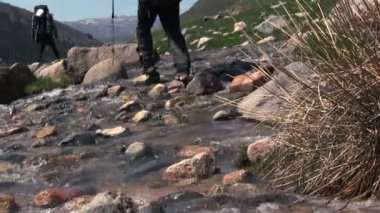 Turistler Nehri geçmek