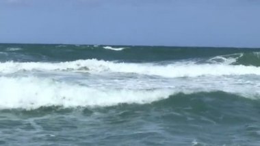 Sahilde dalgalar deniz