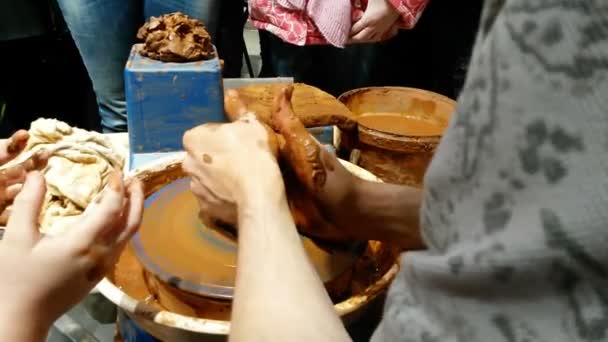 Potter making clay pot — Stock Video