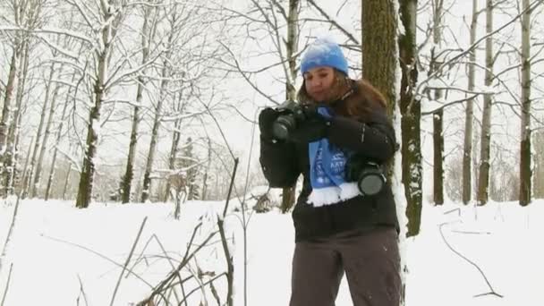 Touriste faisant photo dans la forêt enneigée — Video