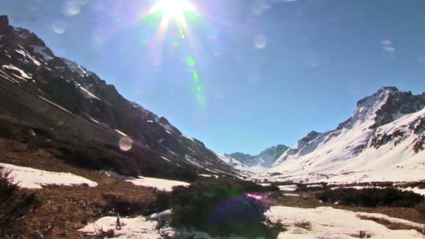 Горный пейзаж со снежными вершинами — стоковое видео