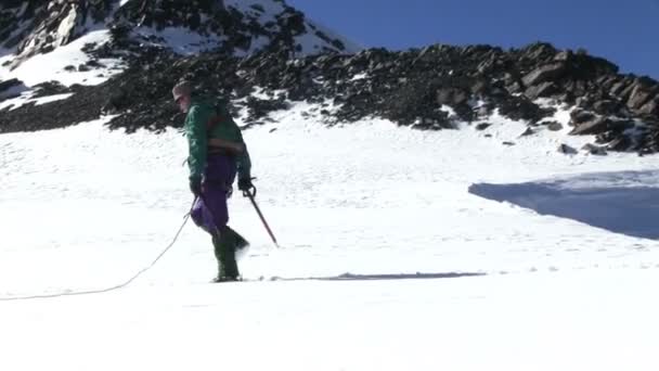 Pessoas caminhando em montanhas nevadas — Vídeo de Stock
