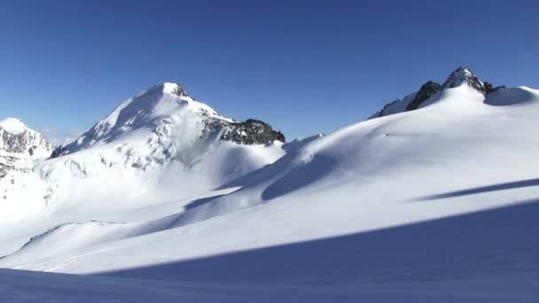 Mountain landscape with snowy peaks — Stock Video