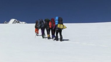 insanlar karlı dağlarda hiking