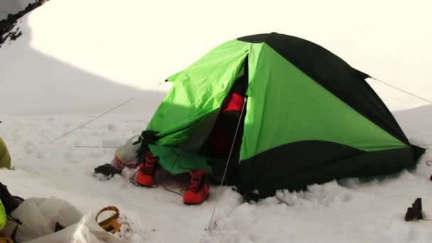 Acampamento de alta altitude na montanha nevada — Vídeo de Stock