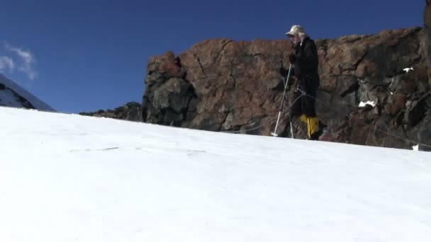 Альпинист собирается на вершину горы — стоковое видео