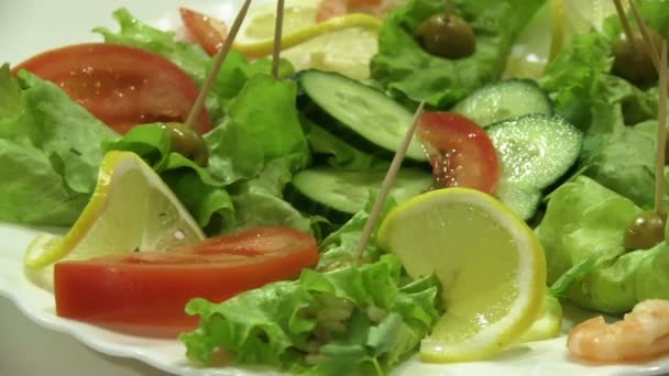 Ensalada con hojas y camarones — Vídeos de Stock