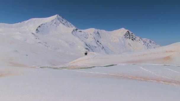 アルタイ山脈でホバリングするヘリコプター — ストック動画