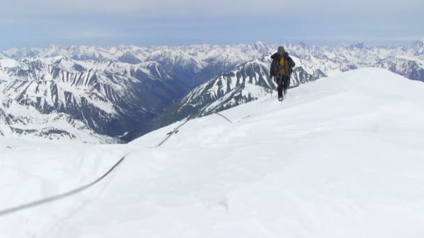 Scalatore che va in cima alla montagna — Video Stock