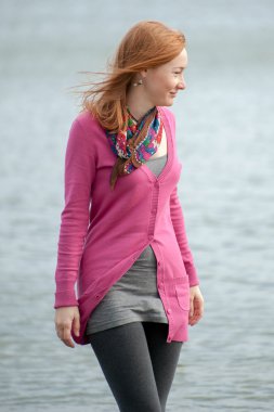 yürüyen Kızıl saçlı kadın