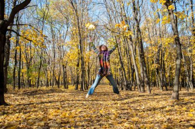 Neşeli kadın sevinç için atlama
