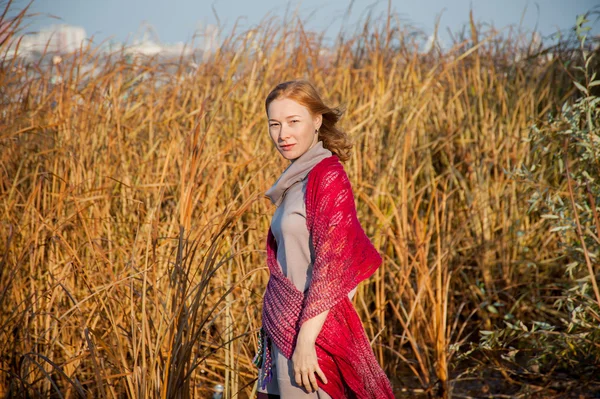 Rödhårig kvinna med en röd sjal — Stockfoto