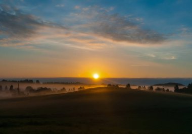 Yaz mevsiminde gün doğumu sisli arazi manzarası. Pskov bölgesi, Rusya.