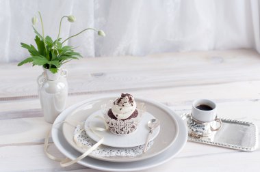 Krema ve çikolata parçaları ile cupcakes