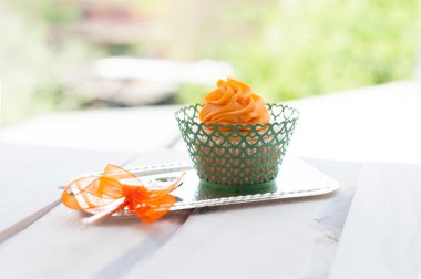 Portakal kremalı bir cupcake