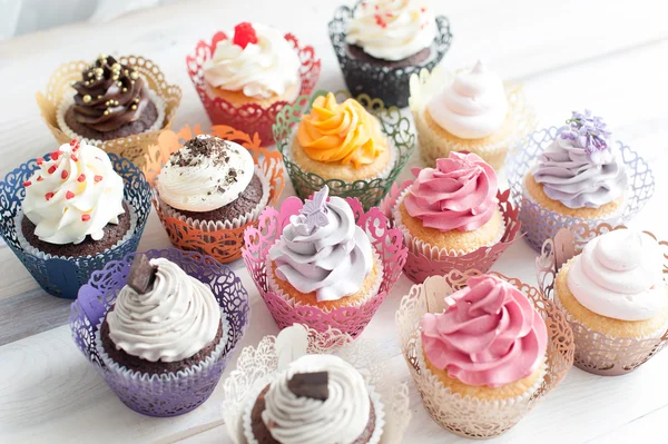 Viele verschiedene Cupcakes — Stockfoto