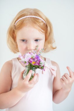 Kızıl saçlı küçük kız çiçek kokulu