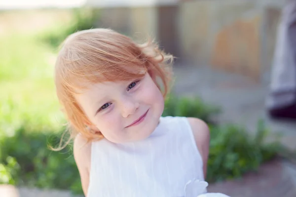Örömteli vörös hajú lány — Stock Fotó