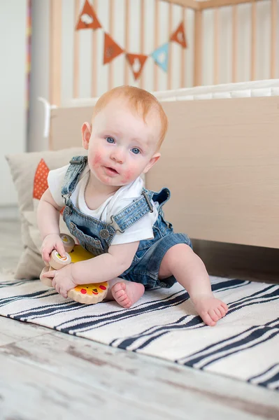 Niño pelirrojo con dermatitis — Foto de Stock