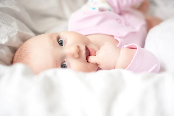 Recém-nascido bebê chupando o dedo — Fotografia de Stock