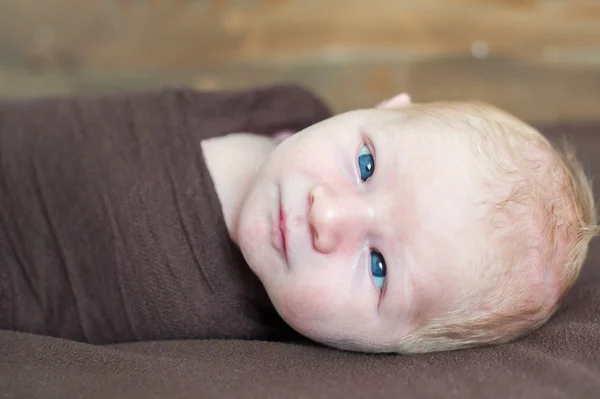 生まれたばかりの赤ちゃんの斜視 — ストック写真