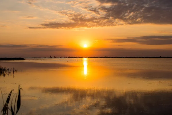 Paysage lever de soleil sur le lac — Photo