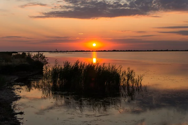 Paysage lever de soleil sur le lac — Photo