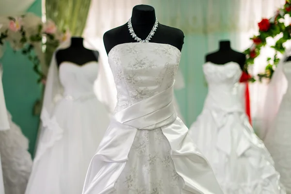 Свадебные платья б — стоковое фото