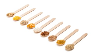 tahta kaşıklar izole tahıllar ile kümesi 