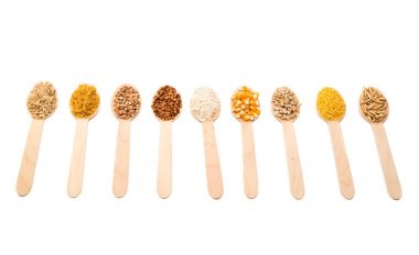 tahta kaşıklar izole tahıllar ile kümesi 