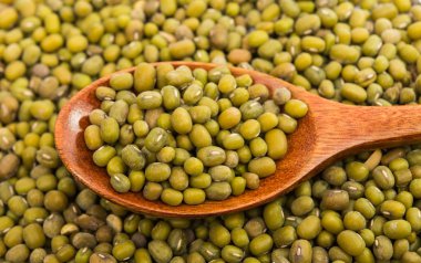 Tahta kaşık izole Mung fasulye 