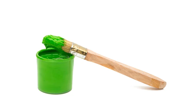 Brosse avec peinture verte isolée — Photo