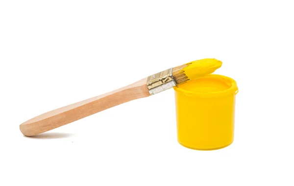 Escova com tinta amarela isolada — Fotografia de Stock