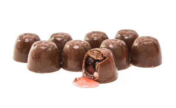 Izole kiraz ile çikolata şeker — Stok fotoğraf