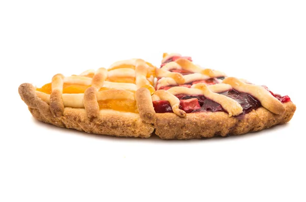 Pedaços de bolo de frutas isolado — Fotografia de Stock