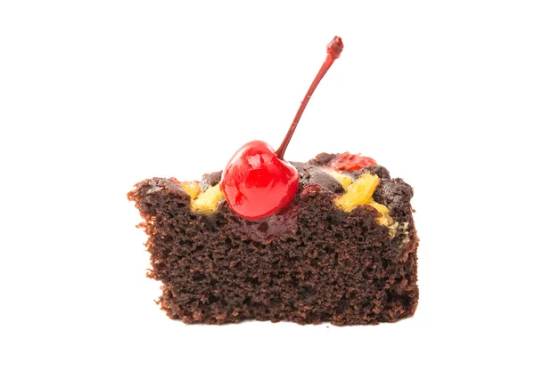 De cake van het fruit van de chocolade geïsoleerd — Stockfoto