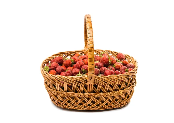 Jordbær i en isolert kurv – stockfoto