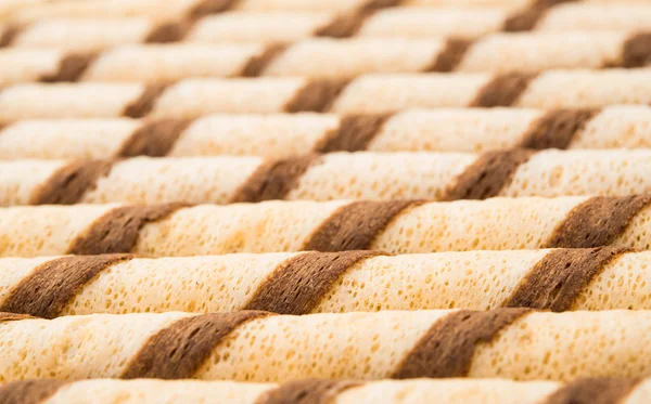 Wafer rollen met chocolade geïsoleerd — Stockfoto