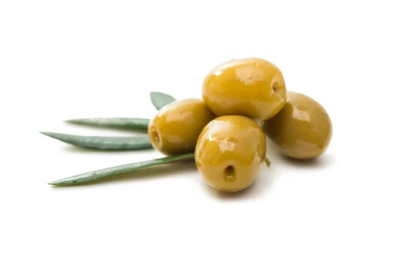 Gröna oliver med blad isolerade — Stockfoto
