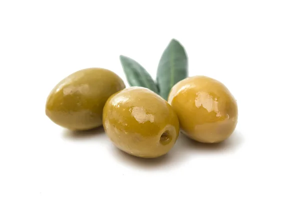 Olives vertes avec feuilles isolées — Photo