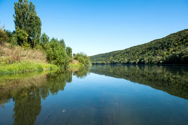 Paisaje de verano del río Dniester — Foto de Stock