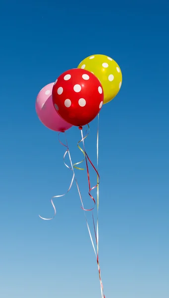 带圆点的飞行气球 — 图库照片