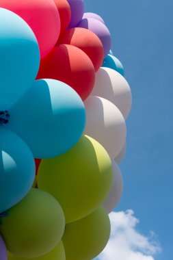 birçok balon mavi gökyüzü