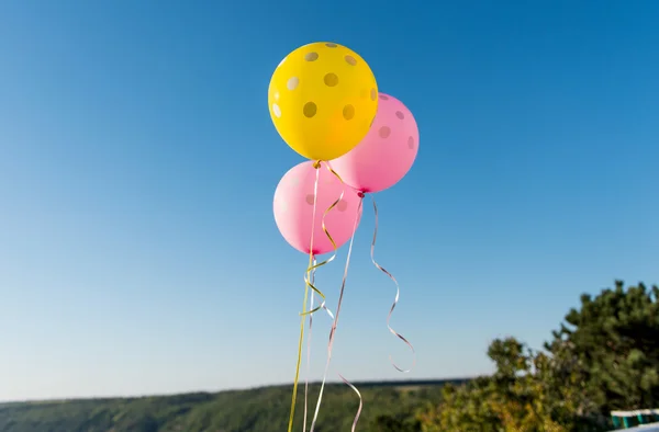 Летящие воздушные шары с точкой польки — стоковое фото